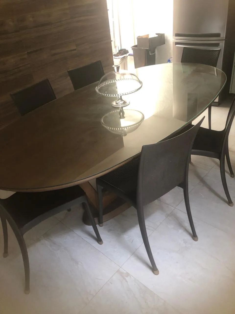 Mesa de jantar semi nova  1 ano de uso em de conservação, o tampo protegido por vidro 64574074035073120