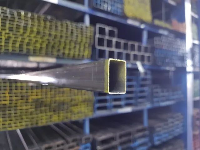 Metalon Retangular  30x20mm Chapa 20 - Barra 6 Metros - Ferragens para construção