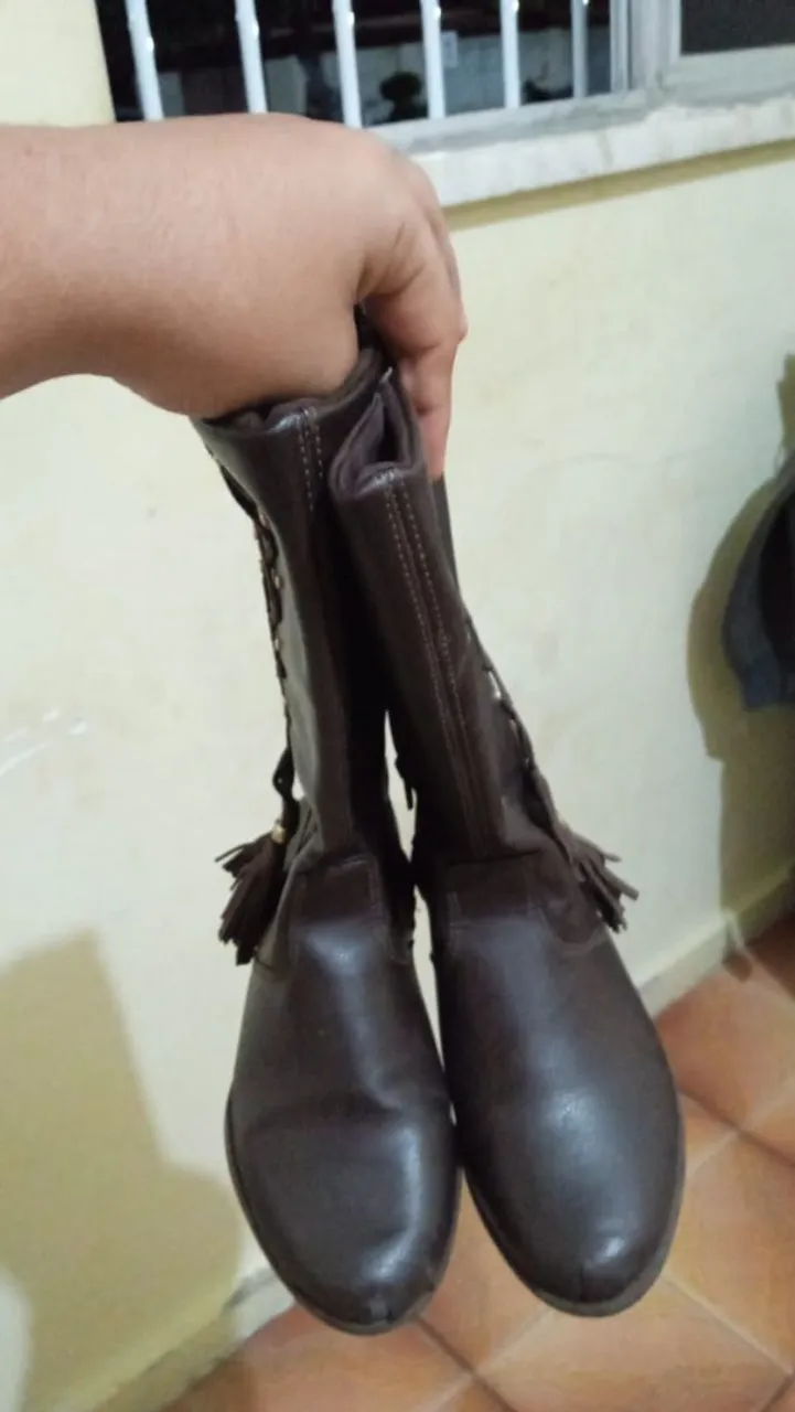 Botas de couro marrom com detalhes