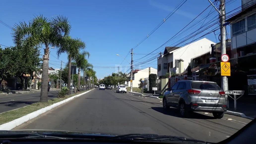 Terreno com dimensões de 10 x 30= 300m², murado dos dois lados.Em frente a uma praça. A ru