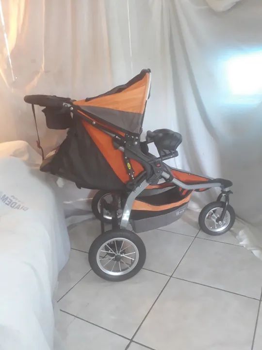 Carrinho de bebê três rodas. R$ 400,00. - Foto 3