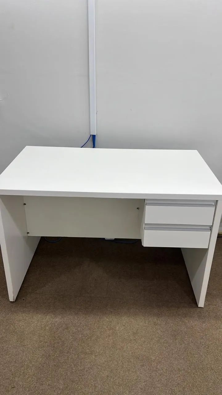 Mesa para escritório com 2 gavetas 120cm x 70cm