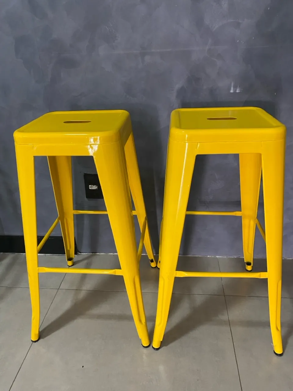 Sofá, banqueta, tapete novos