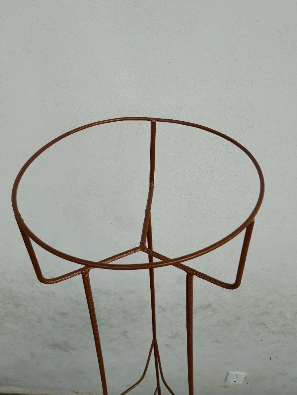 01 floreira tripé 4 andares