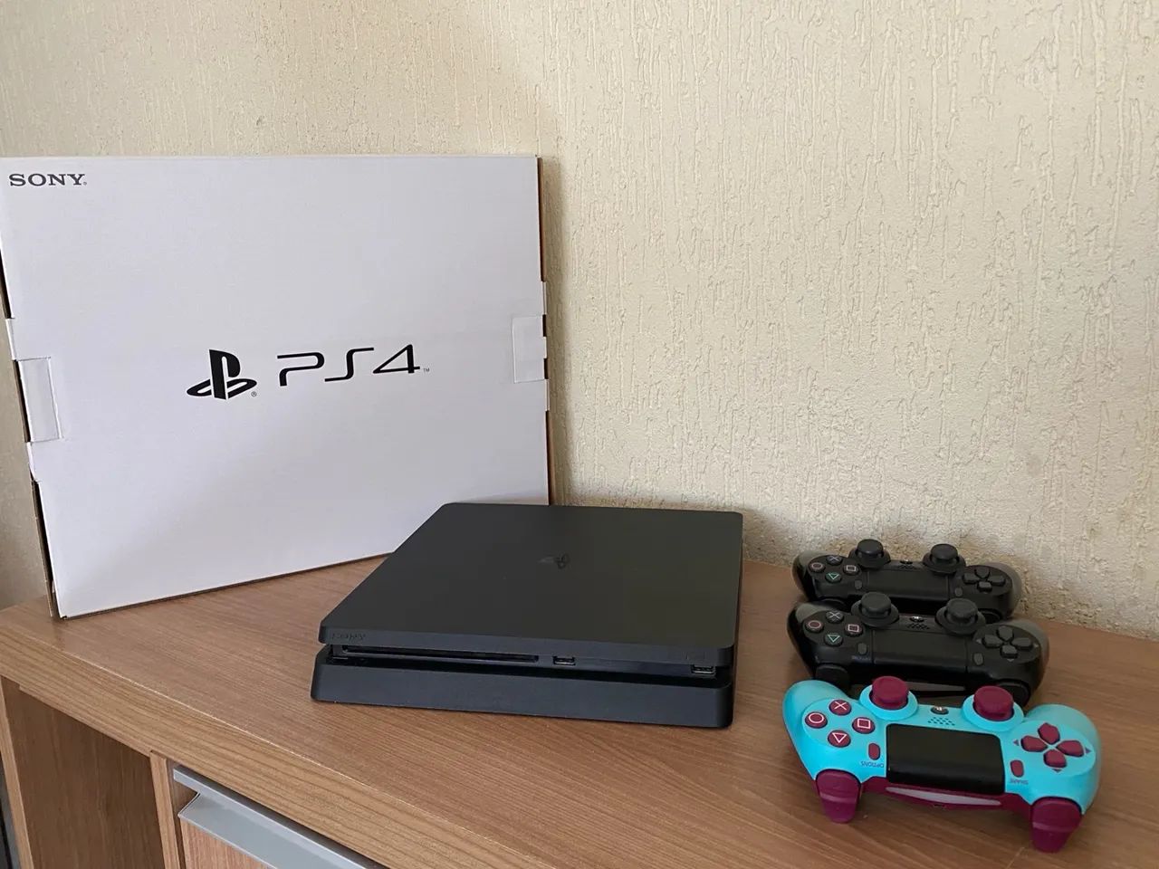 PS4 Slim 1TB Usado com 3 controles e um jogo