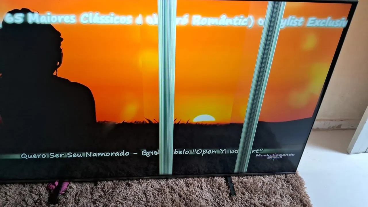 TV com defeito na tela - Música Romântica
