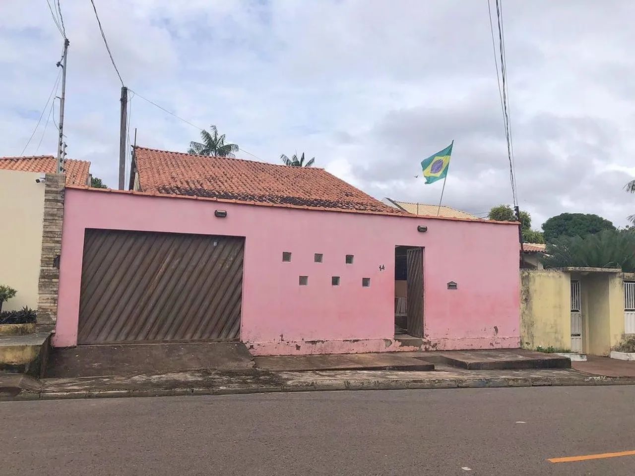 Vende-se esta casa no bairro do Aeroporto Velho