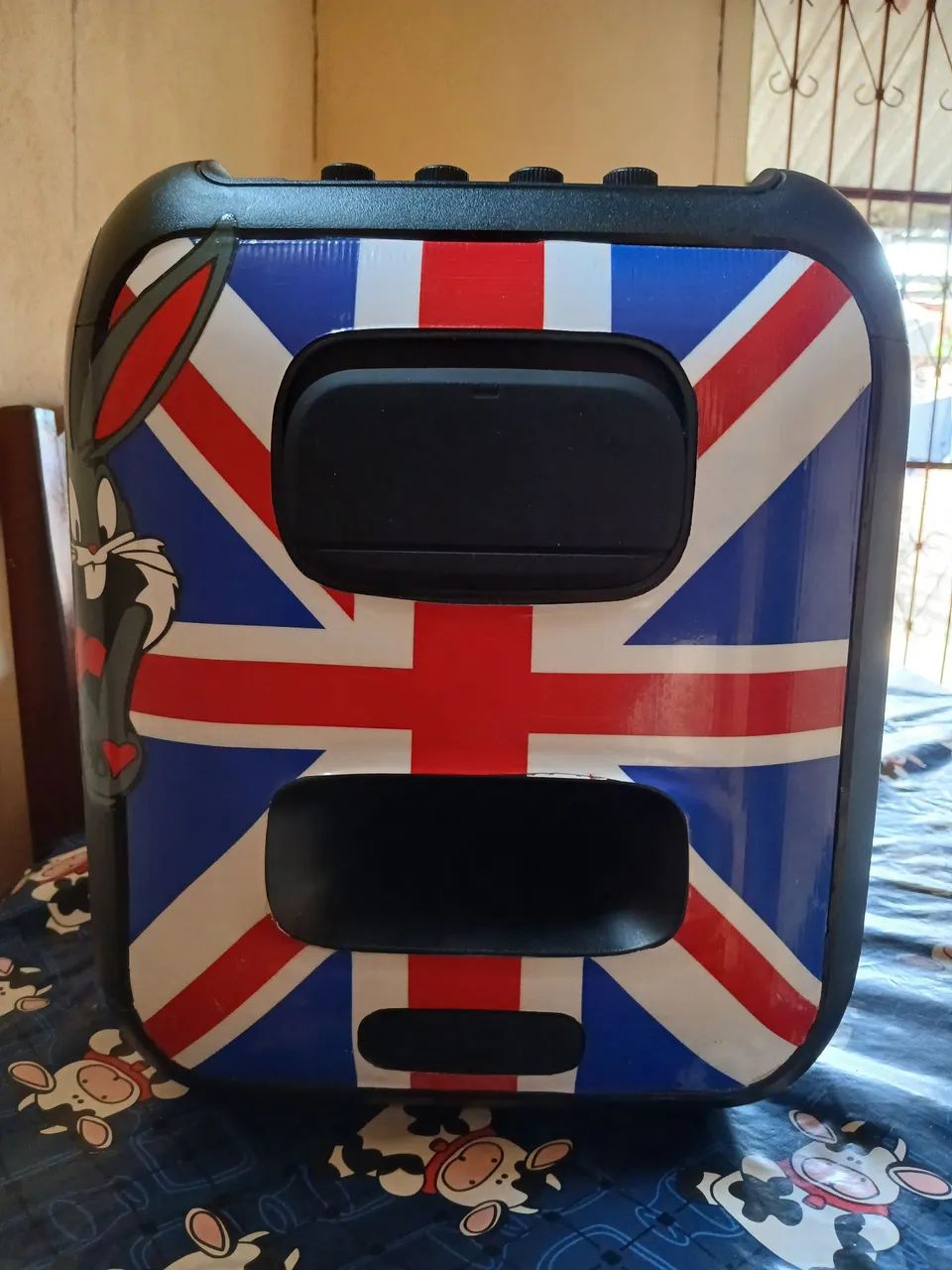Caixa de Som Bluetooth com Design Britânico