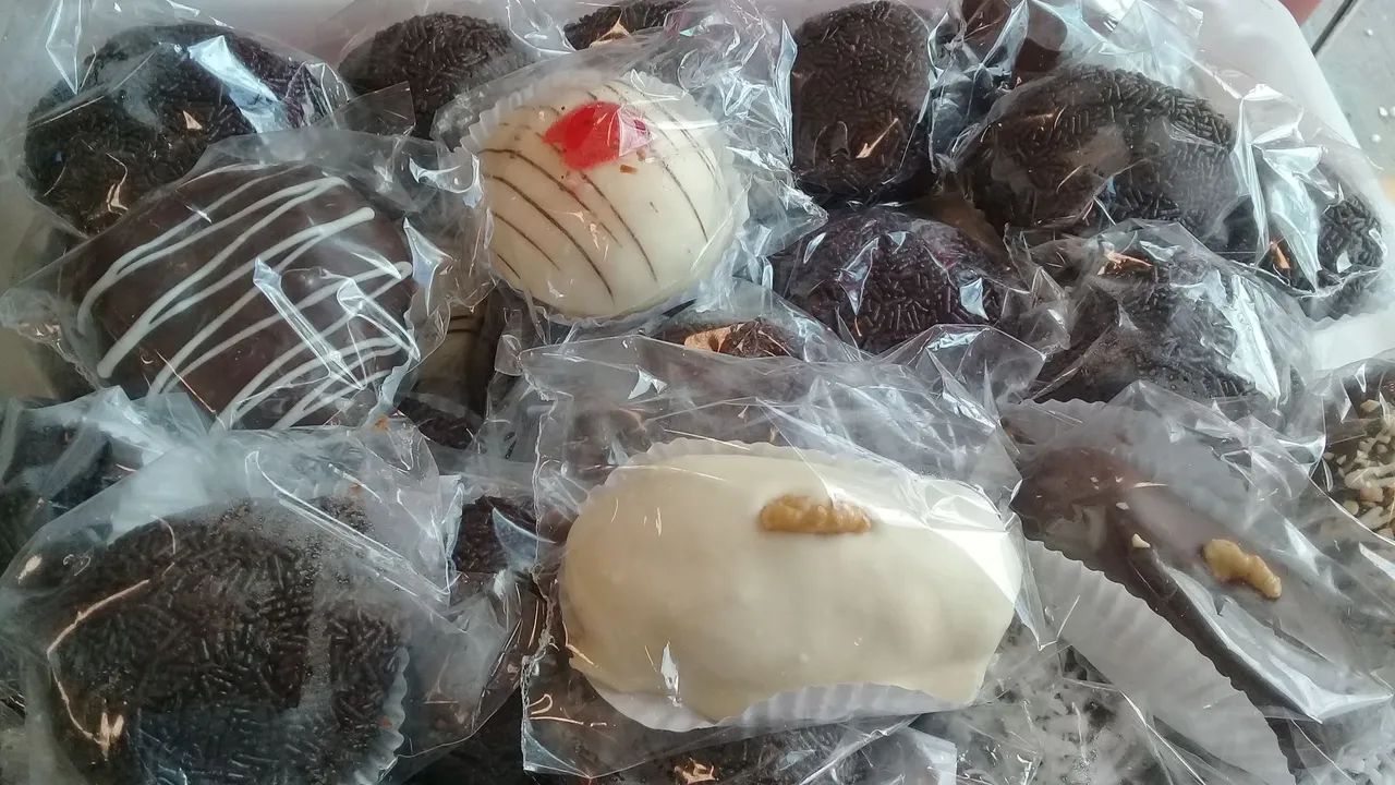 Bolos, doces camafeus e pães de mel. - Foto 6