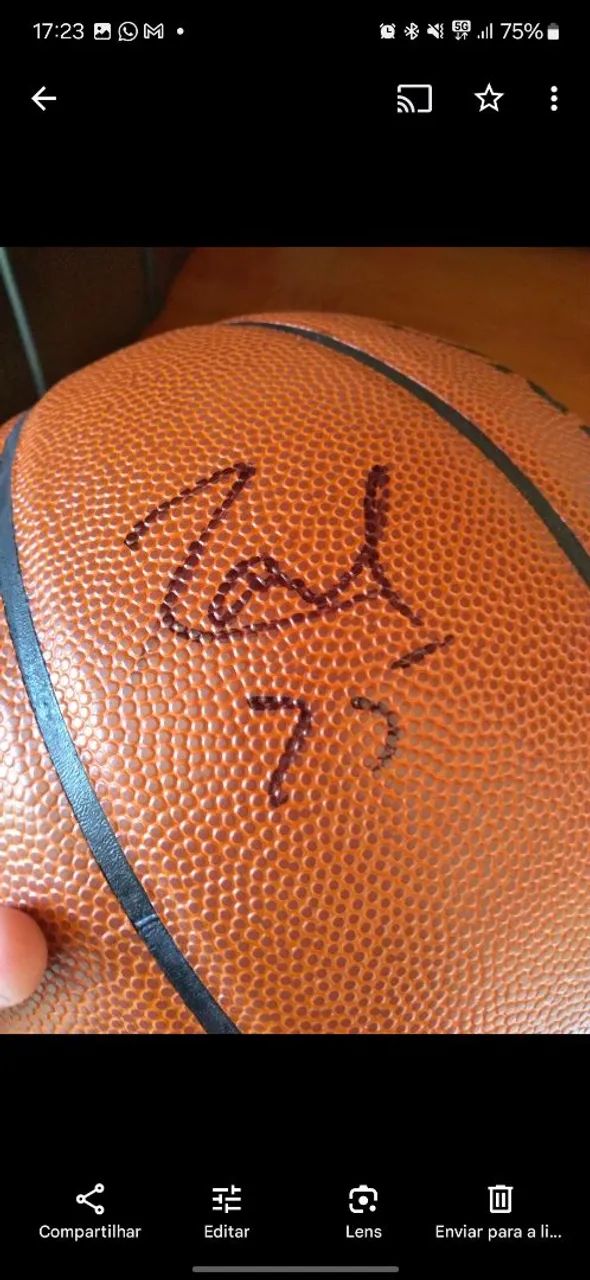 Bola de Basquete Autografada - Foto 2