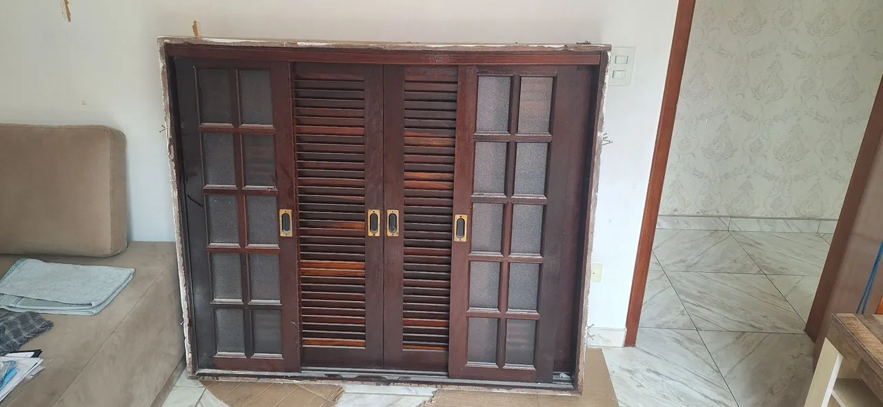 Vendo janela de madeira maciça