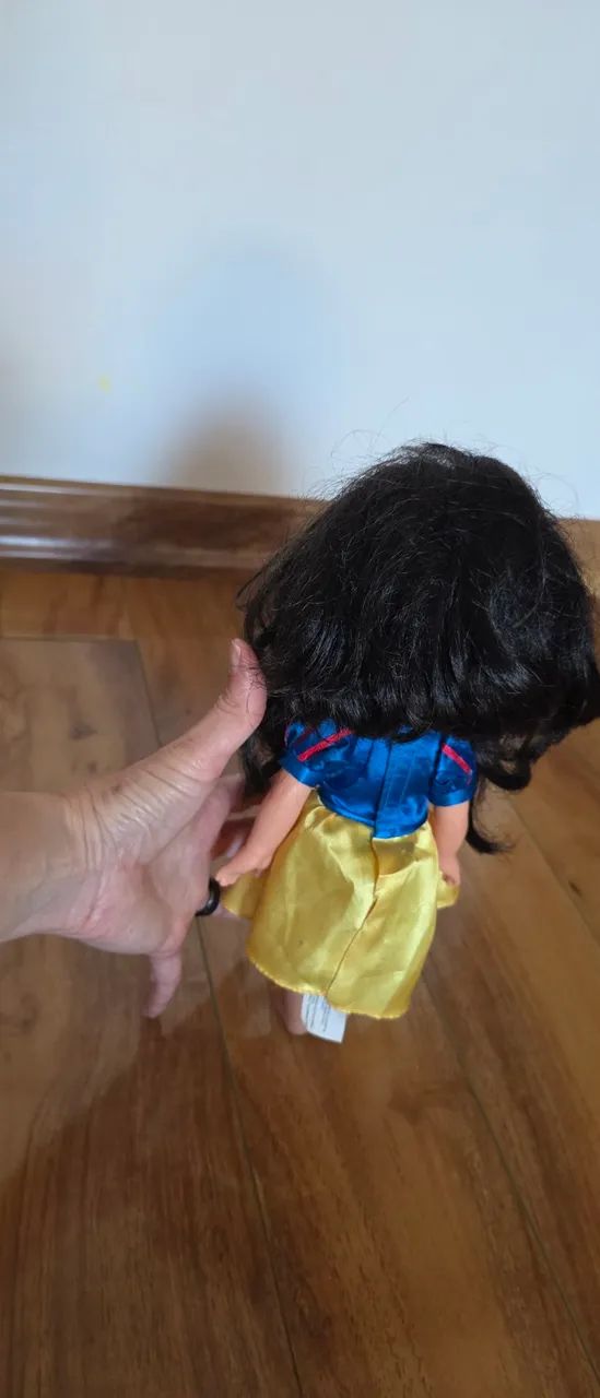 Boneca menina branca de neve com roupa e cabelo macio - Foto 3