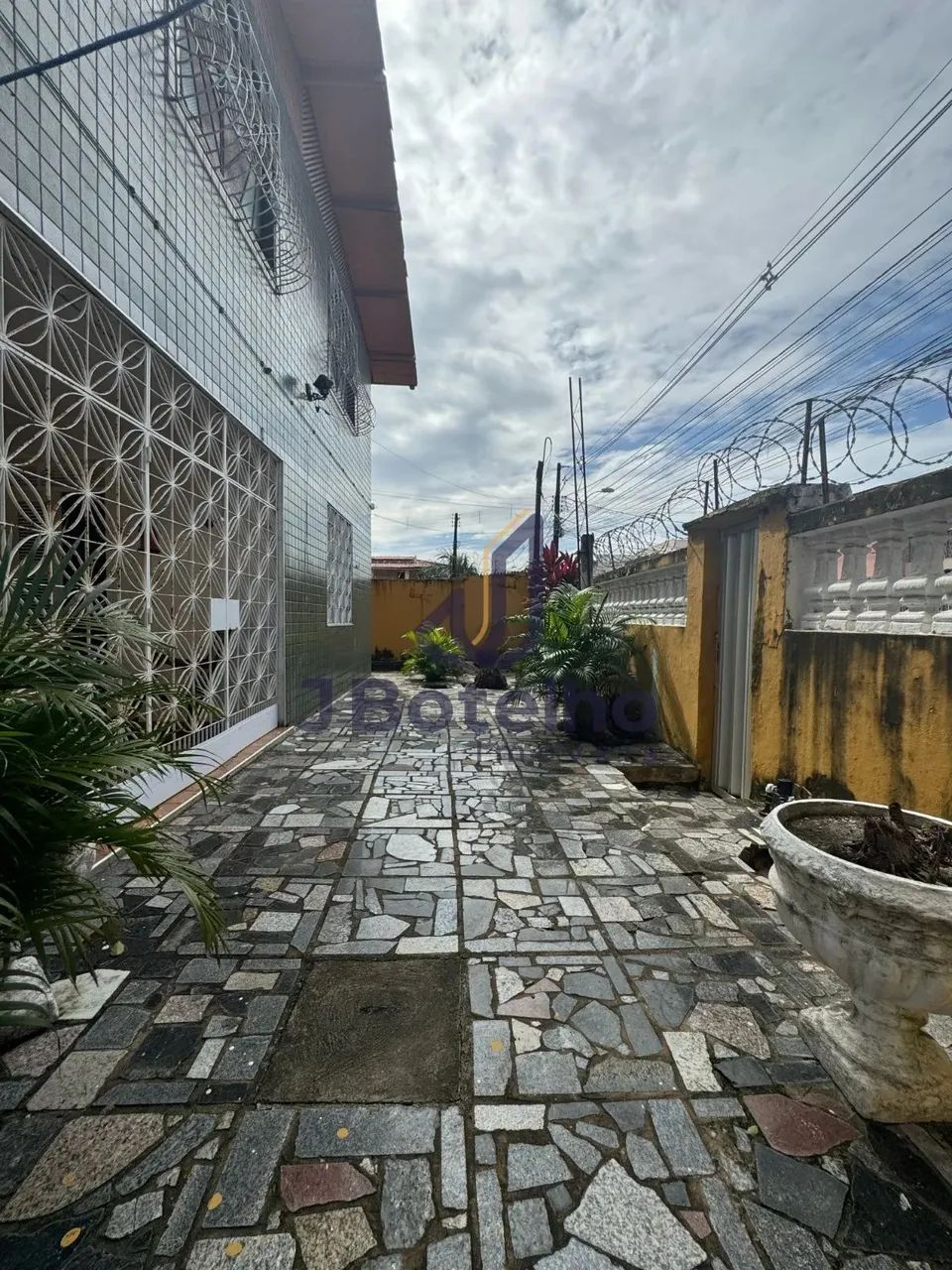 OPORTUNIDADE RARA NO CORAÇÃO DO MONTESE! - Foto 4