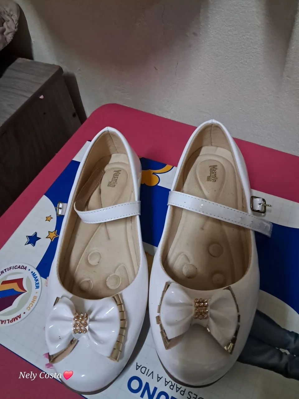 Sapatilha infantil branca com laço e detalhe dourado - Foto 2