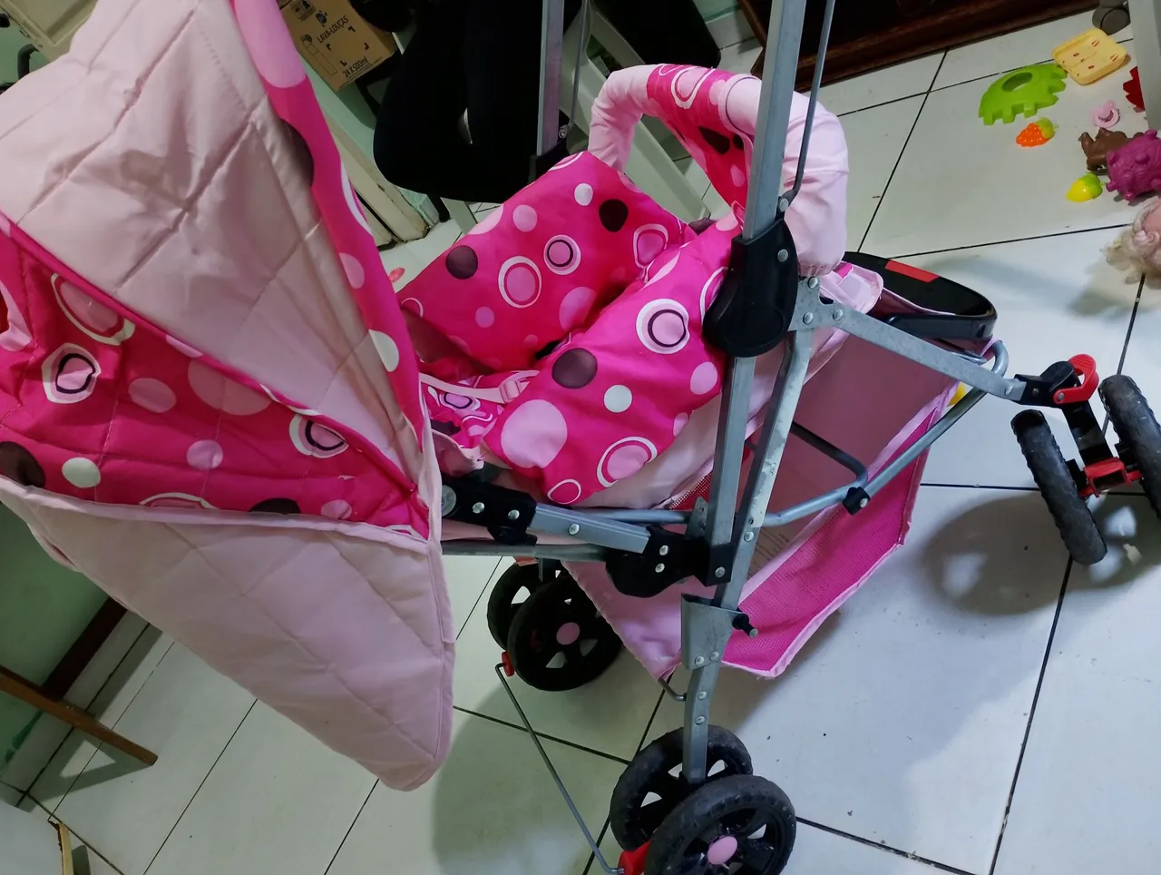 Carrinho de Bebê Rosa com Detalhes
