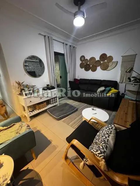 Apartamento 02 quartos na Avenida Meriti.