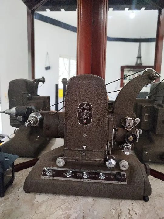 Projetor de Filme funcionando, dá época do cinema mudo