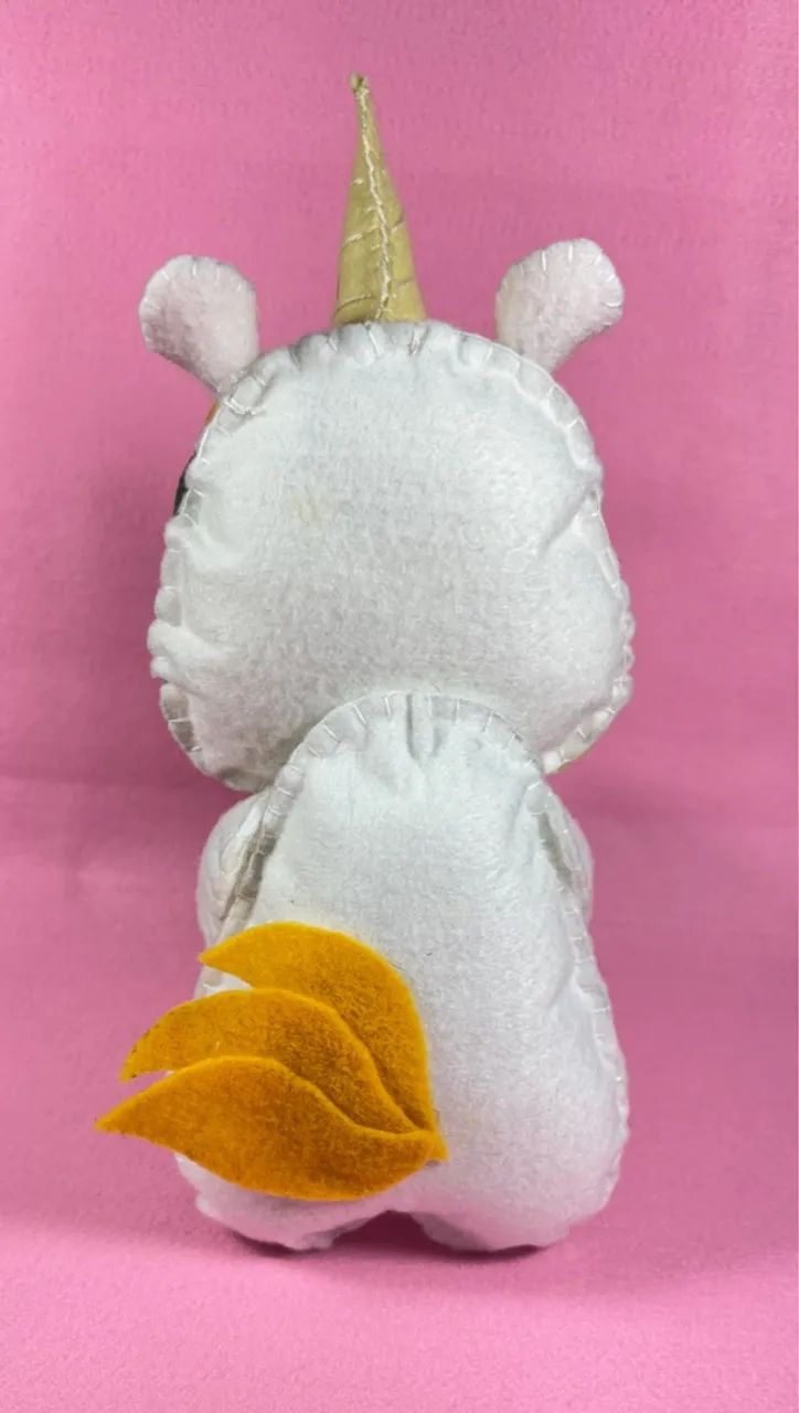 Unicórnio de feltro - Rosas e cauda amarelas - Foto 2