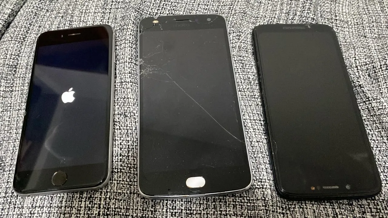 Vendo esses 3 aparelhos para retirada de peças. Por 350, os 3.