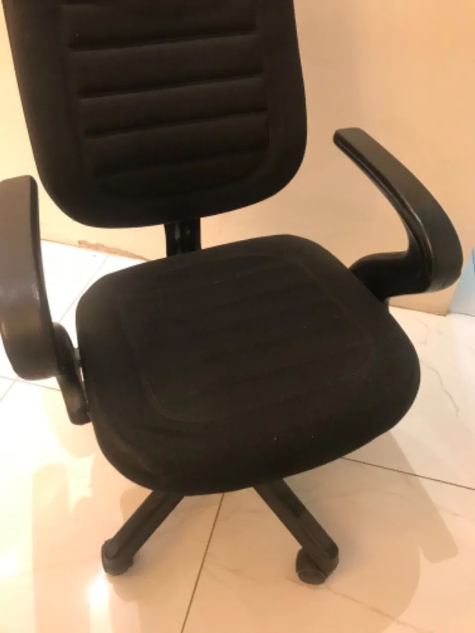 Cadeira preta giratória para escritório salão casa escolas faculdades e etc da cabaletti  - Foto 3