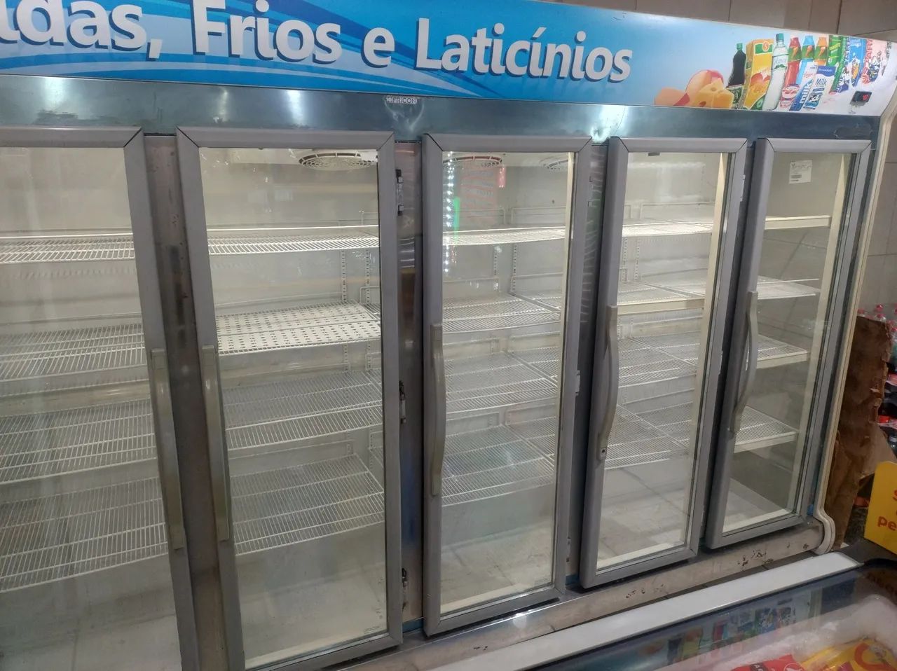 Geladeira expositora 5 portas conservada