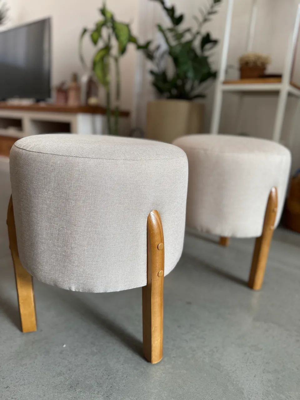 Conjunto de puffs em linho e pés em madeira - Foto 2