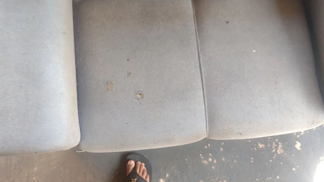 Sofá dois lugares com pequenos estrago nos acento  - Foto 2