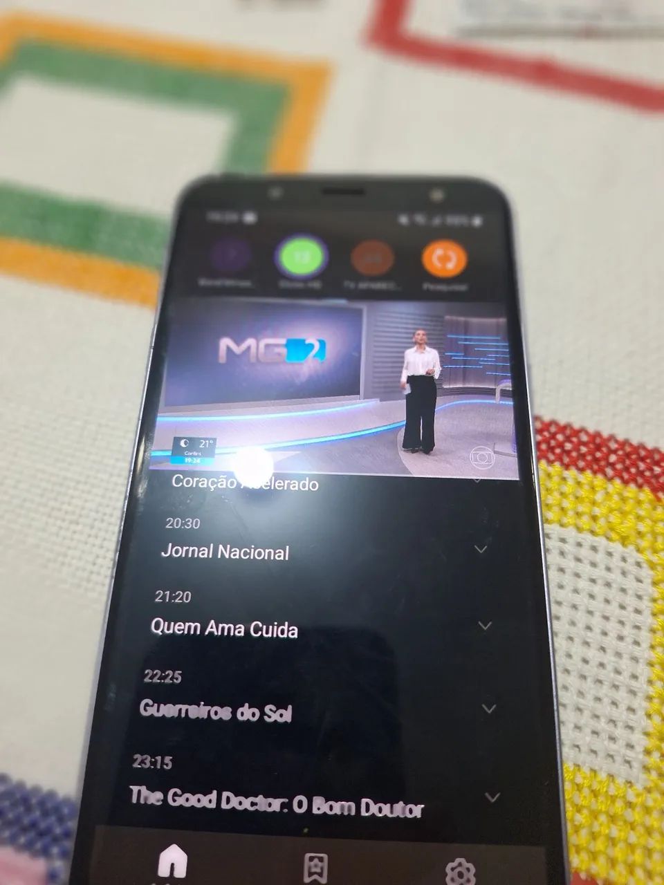 Celular Samsung j6 32 com TV aberta 