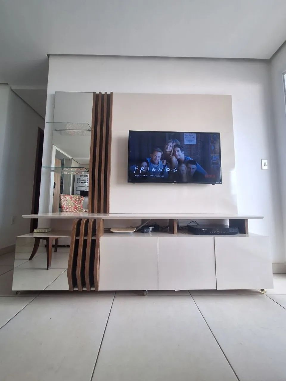Lindo Rack + Painel para TV 2m em MDF com Espelho e Prateleiras de Vidro Preço a negociar