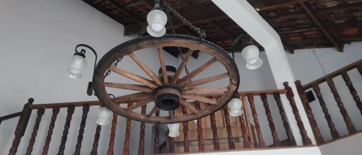 Lustre rústico, roda de carroça , seis arandelas . - Foto 2