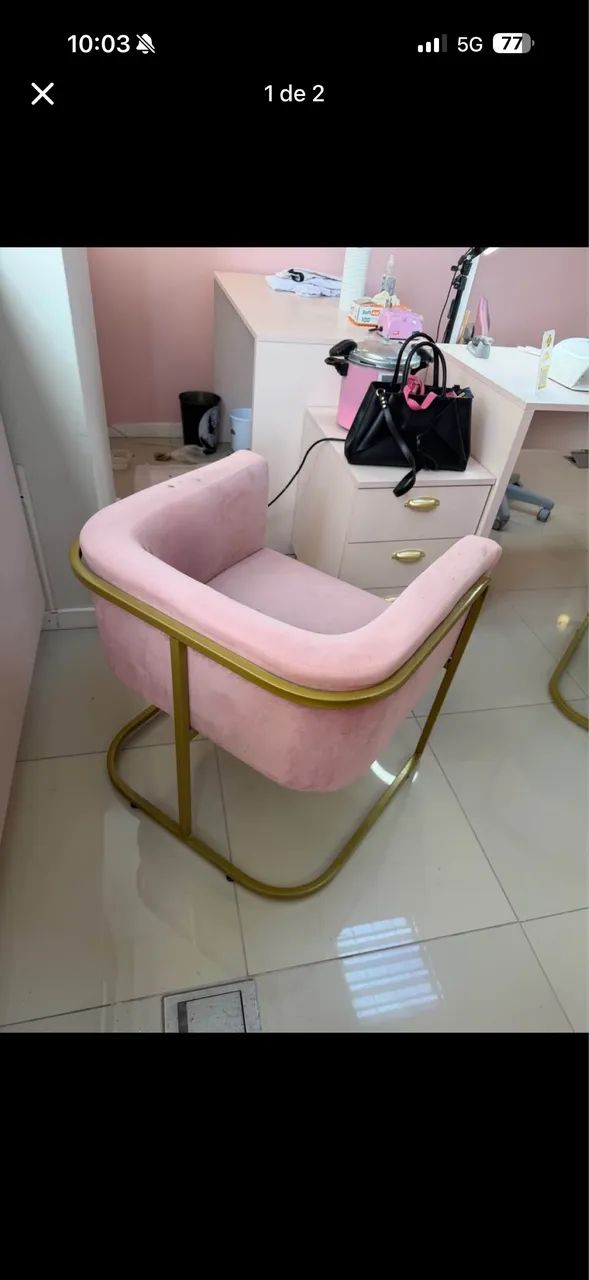Poltrona rosa base dourada