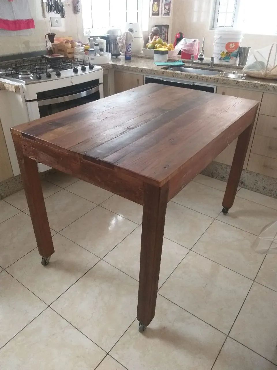 Mesa de madeira de demolição 