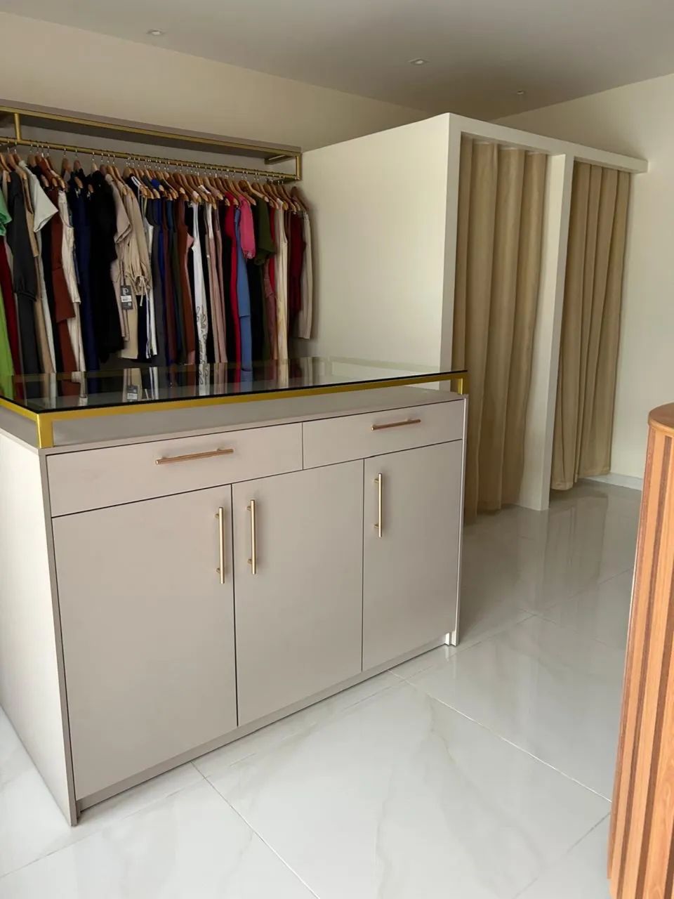 Balcão expositor com divisórias MDF