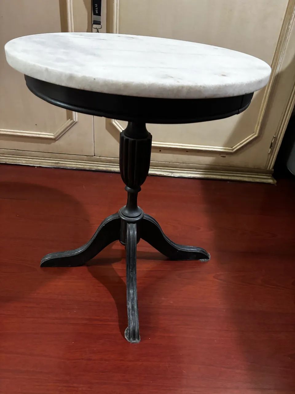 Mesa de Apoio Redonda com Tampo de Mármore e Pé Tripé ? - Foto 5