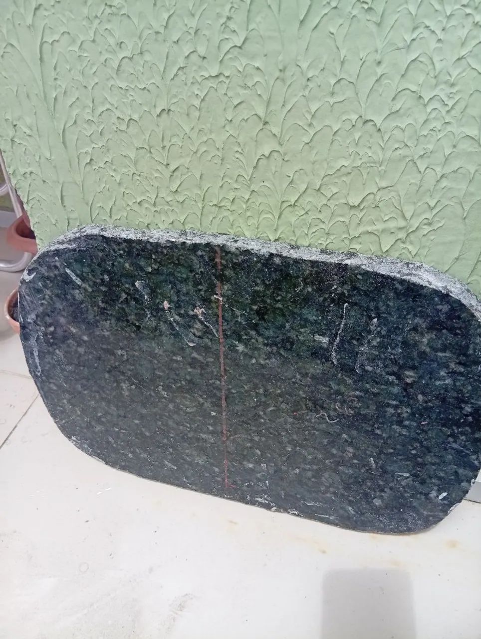 Pedra de mármore verde Ubatuba oval no tamanho 42,5 x 27