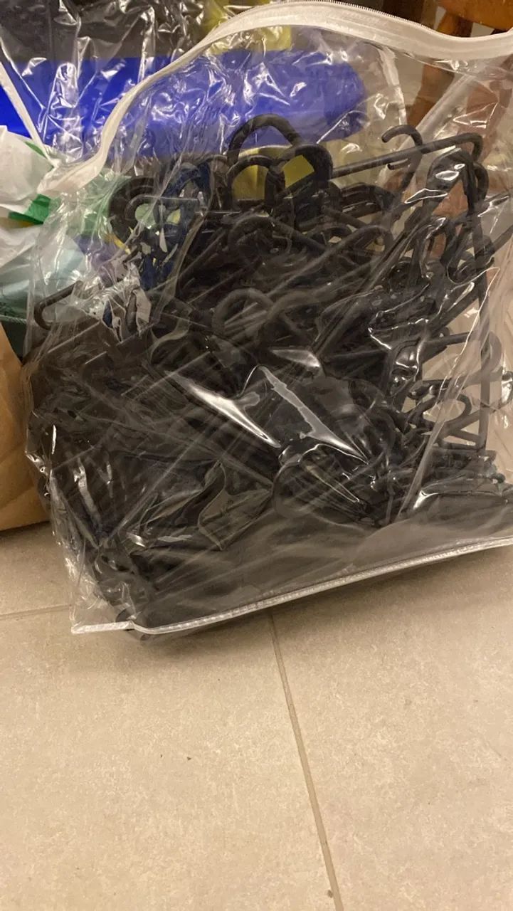Lote de Cabides Pretos Plásticos