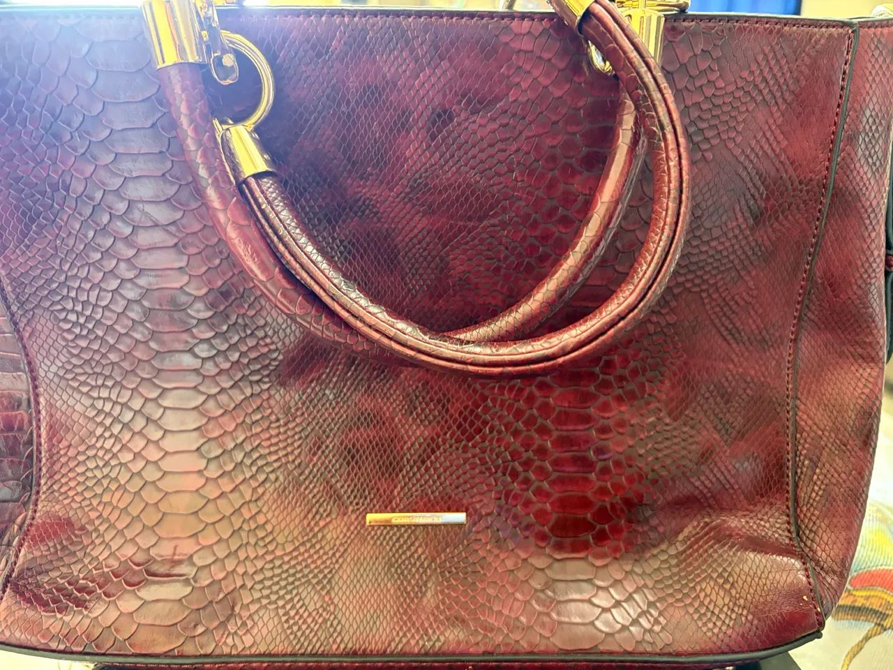 Bolsa Feminina Constance Vinho - Estampa Cobra / Python (Espaçosa)