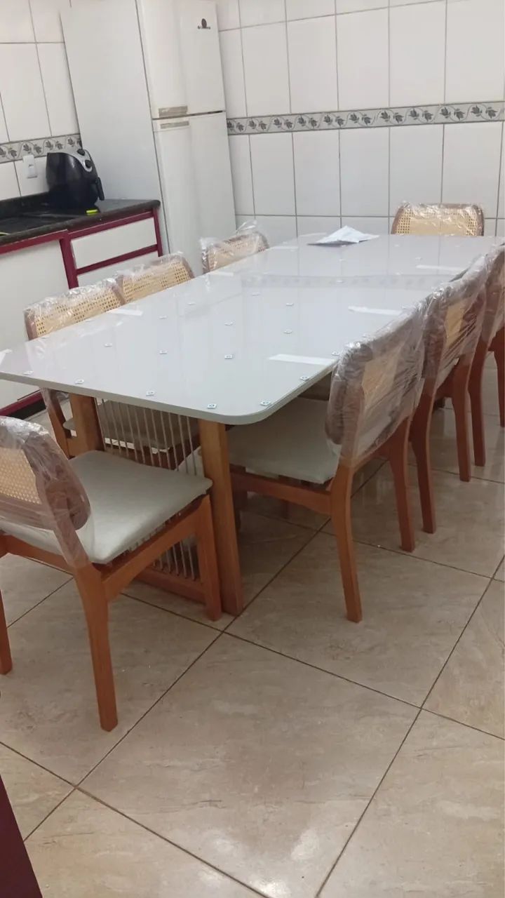Mesa de Jantar com 8 lugares 100% Madeira 
