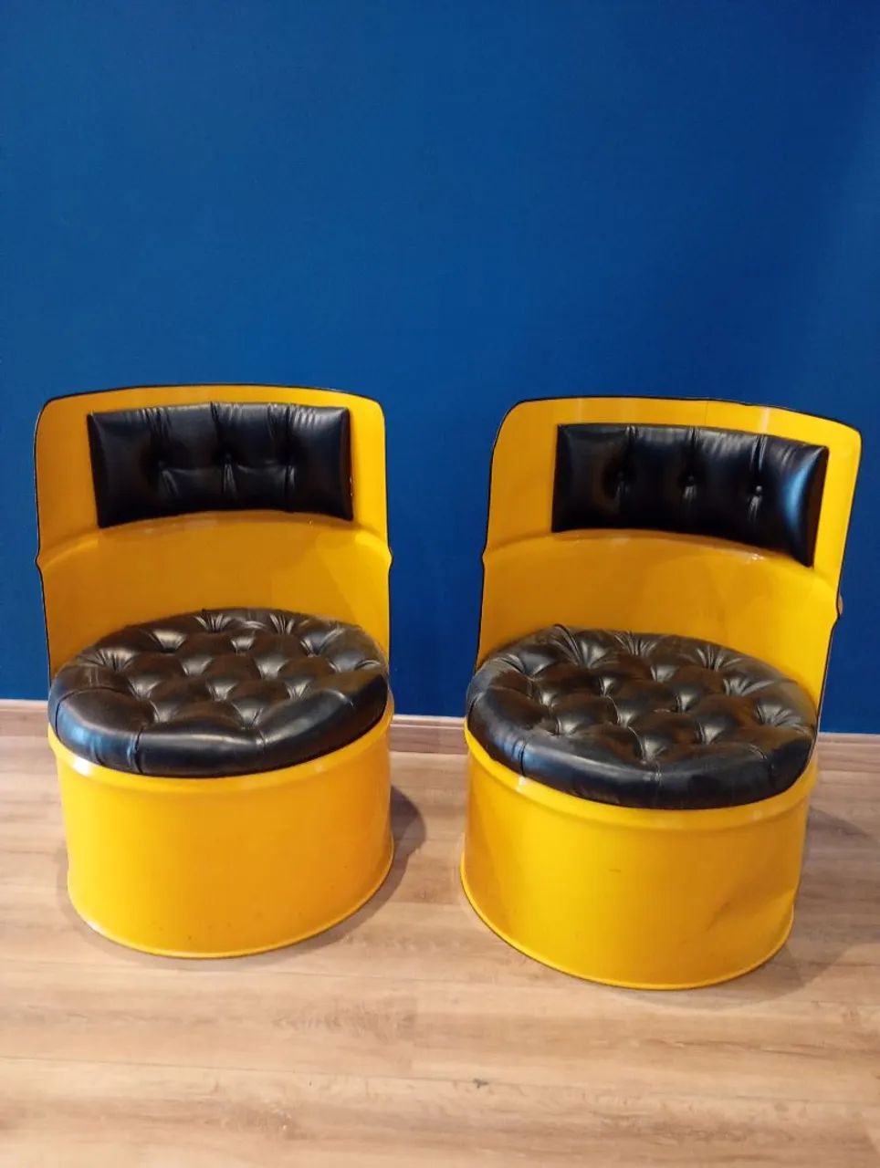 2 poltronas de tonel de lata