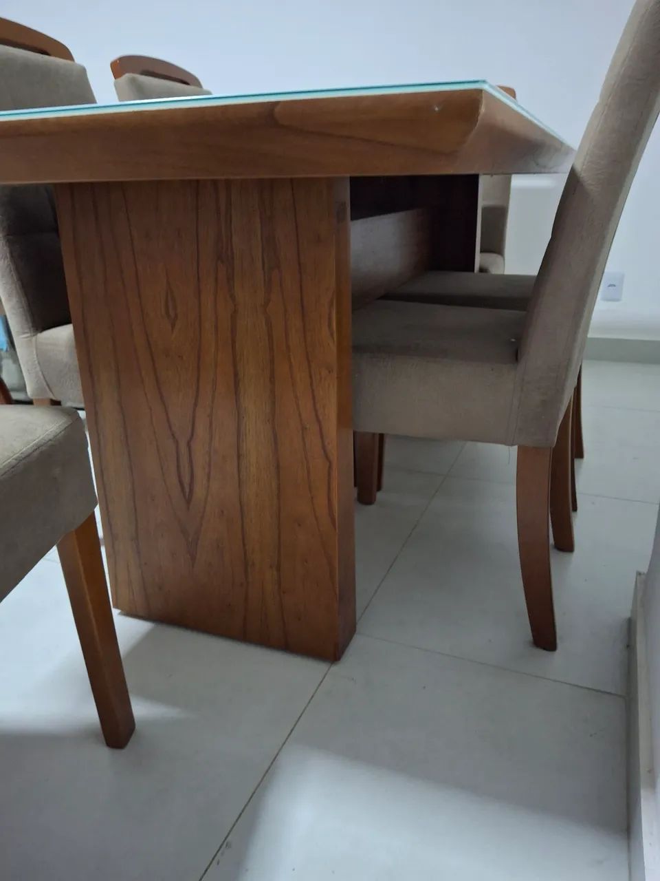 Excelente mesa de madeira com vidro retangular com 6 cadeiras  - Foto 3
