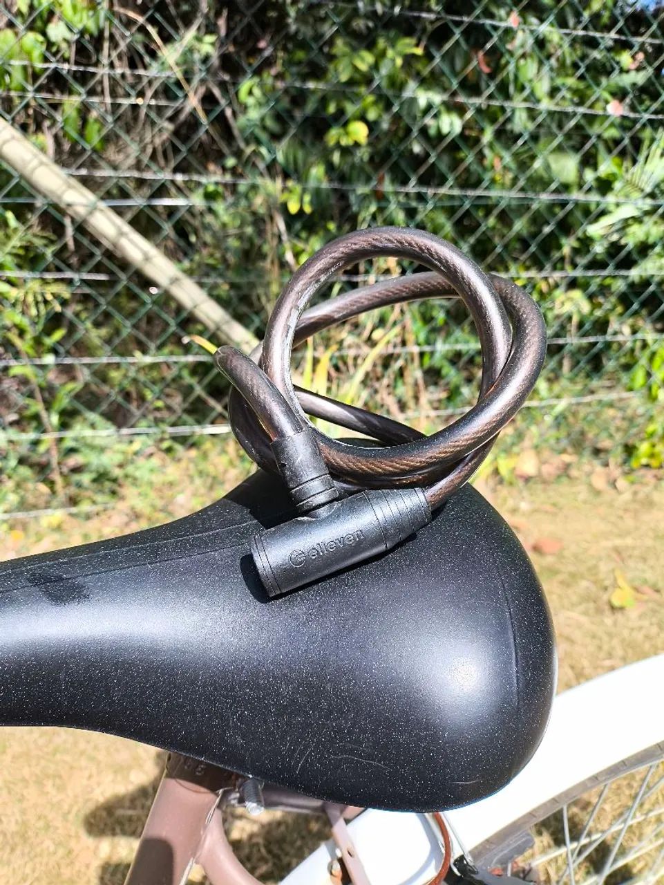 Bicicleta de Passei Retrô Marrom e Branca com cestinha + cadeado  - Foto 5