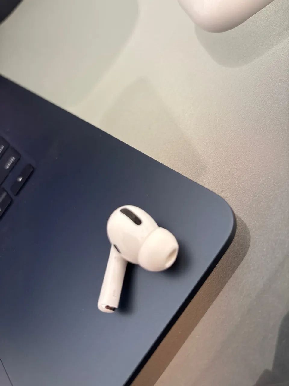 Lado esquerdo Apple AirPod pro 2