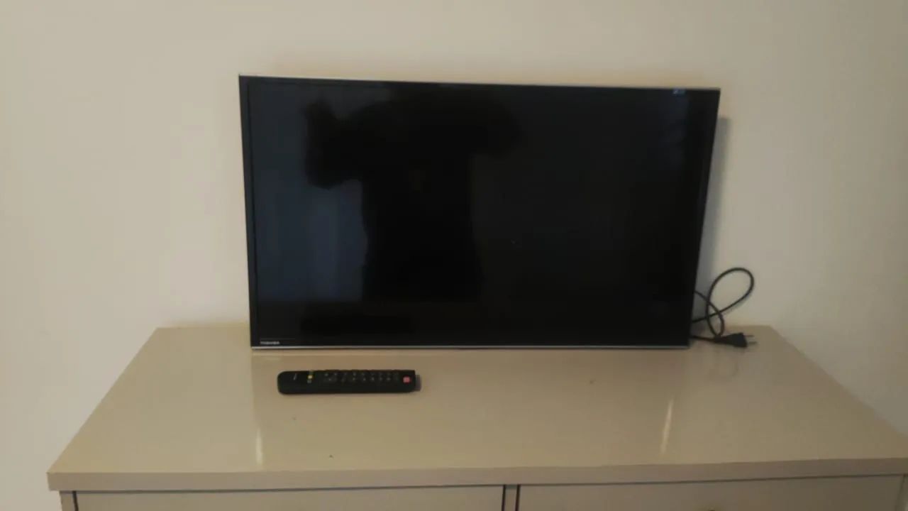 Vendo ou troco 3 tv uma de 53 e 32 polegadas  não é smart troco por uma smart 50  - Foto 2
