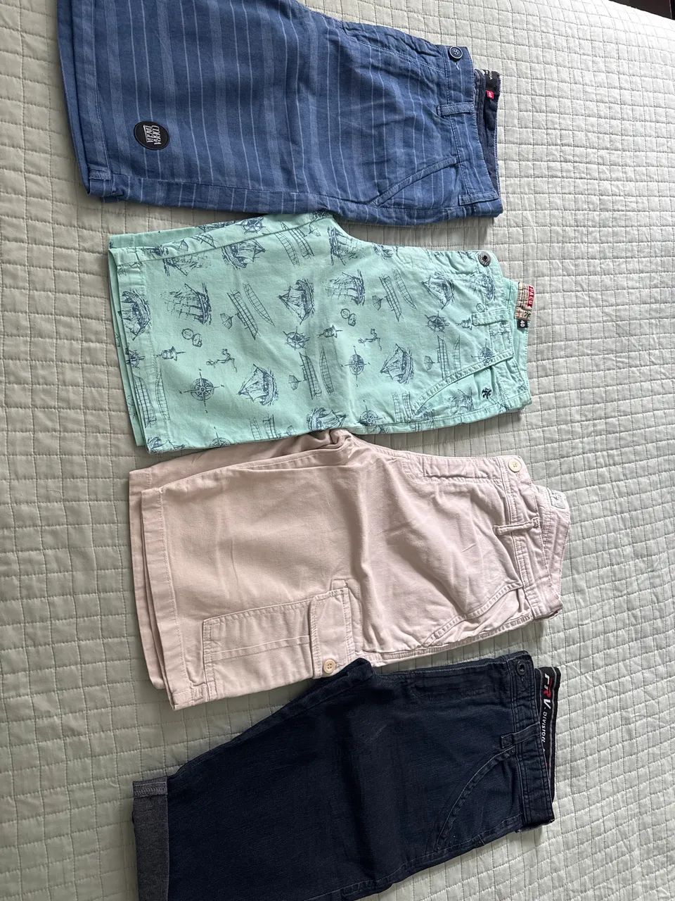 Bermudas número 40 e uma camisa 
