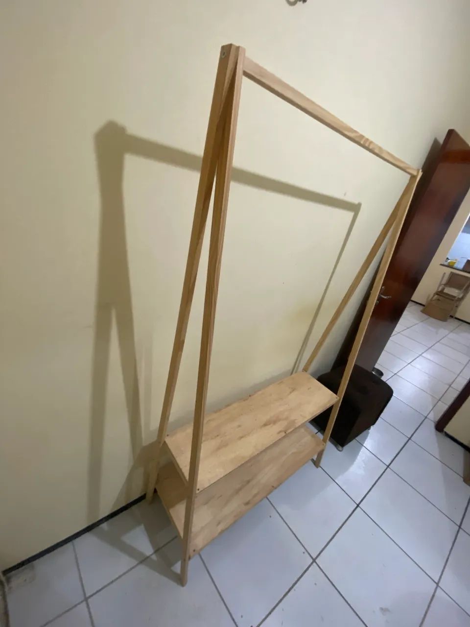 Arara para roupas de madeira 