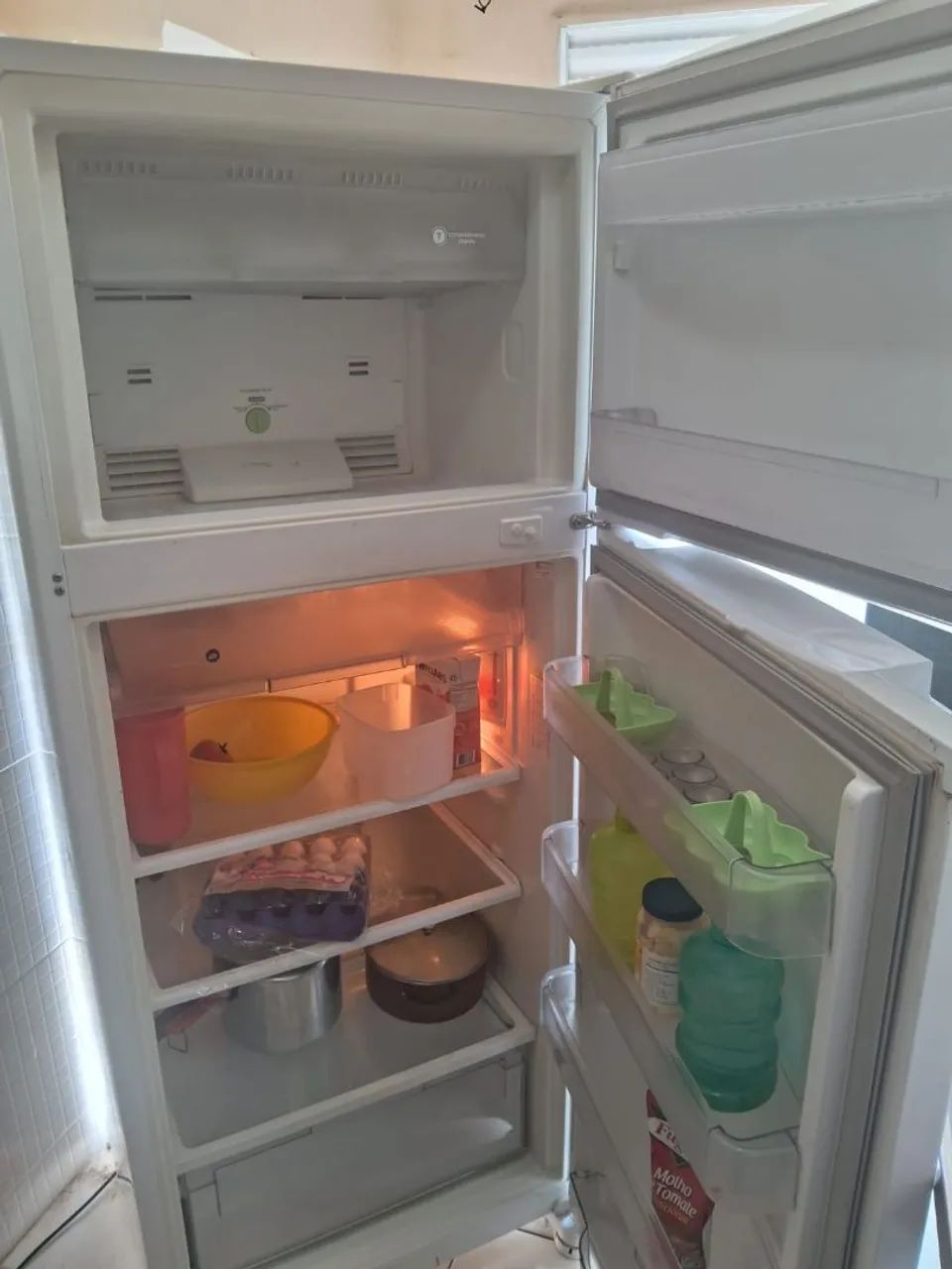 Geladeira e uma cama box 