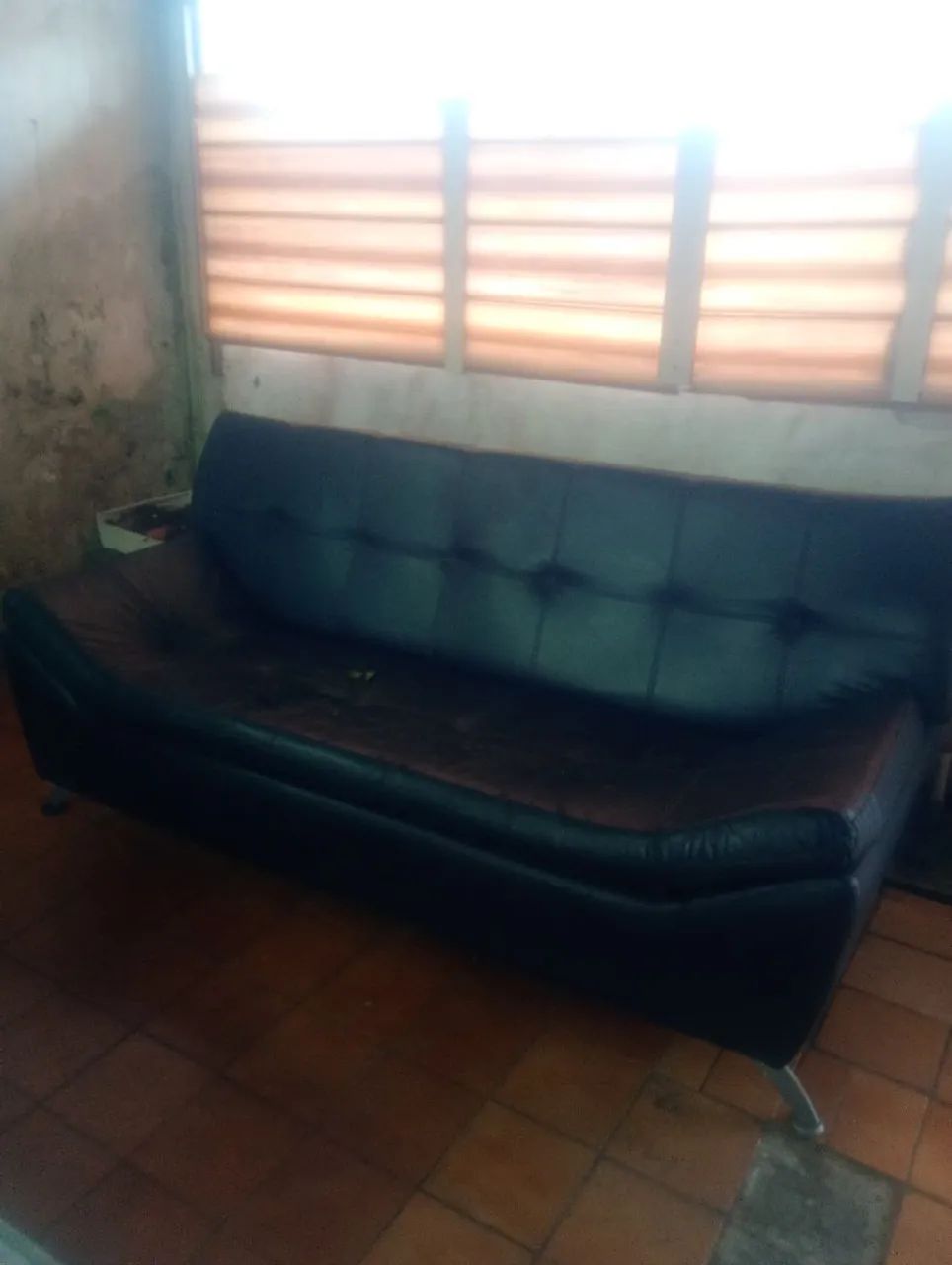 Sofá 3 lugares couro / entrego / aceito cartão  - Foto 4