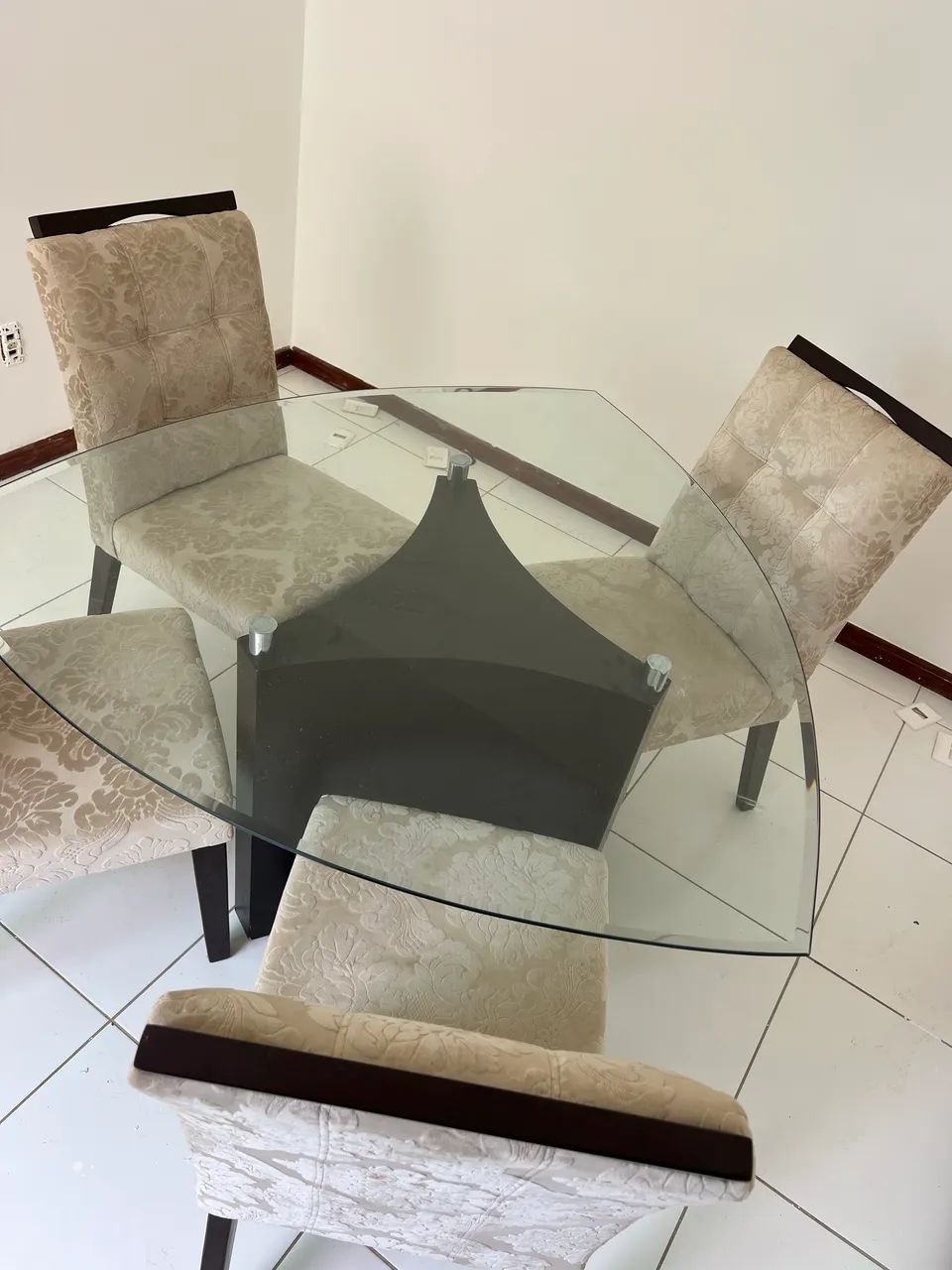 Vendo mesa 4 cadeiras 