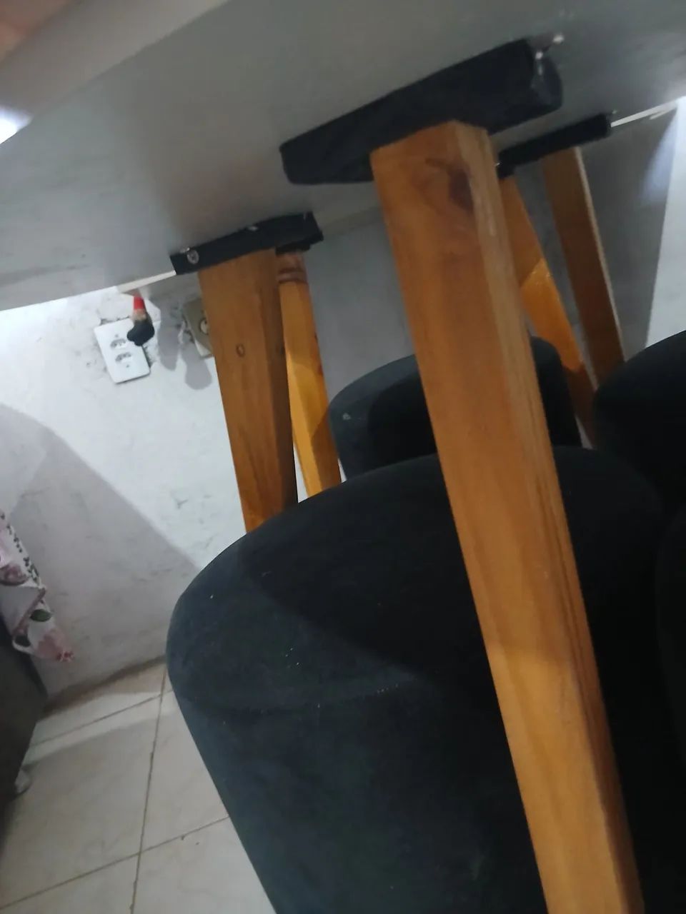Mesa de sala com pufs - Foto 5
