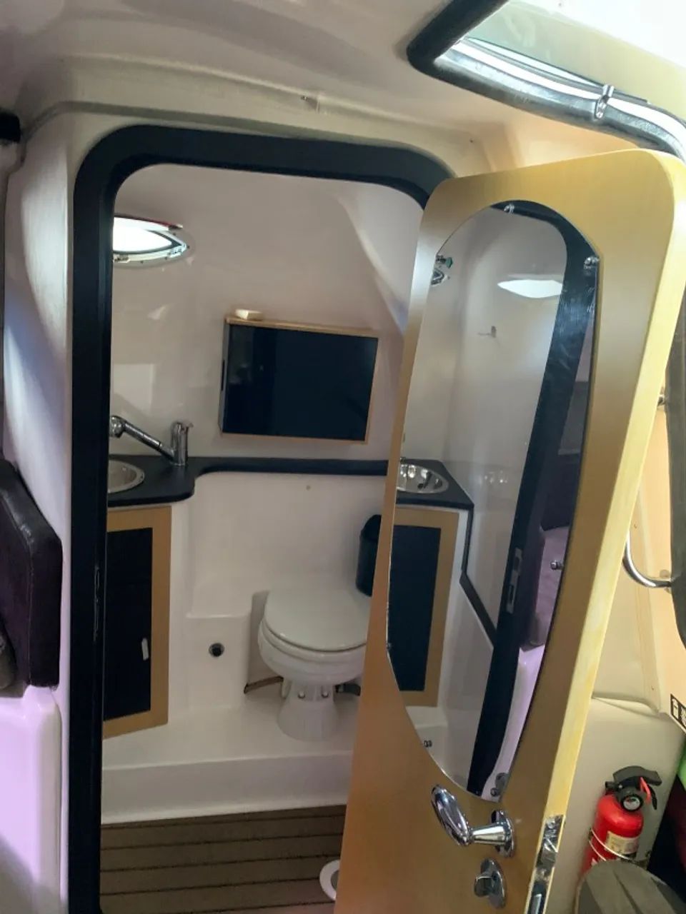 Lancha Focker 30.5 (2015) - Motor Mercruiser 8.2 380Hp - 520 Horas - Foto 9